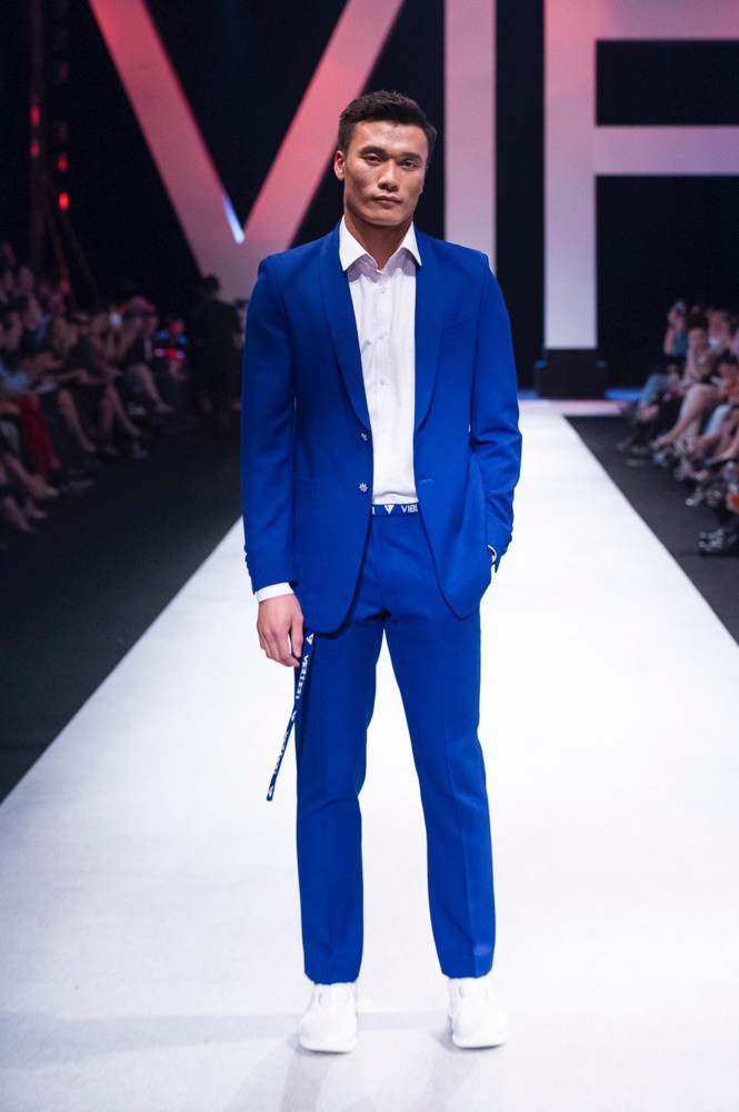 Thủ môn soái ca Bùi Tiến Dũng gây sốt trên sàn catwalk - Ảnh 3.