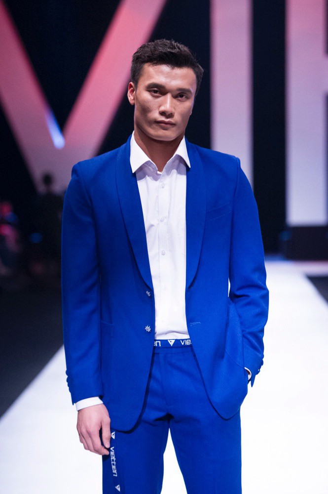 Thủ môn soái ca Bùi Tiến Dũng gây sốt trên sàn catwalk - Ảnh 1.