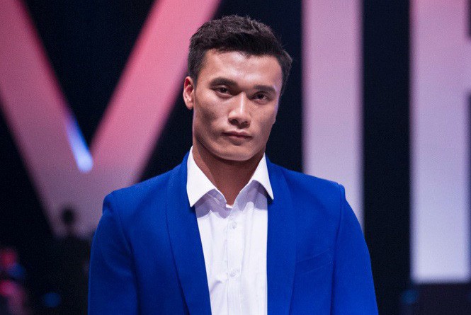 Thủ môn soái ca Bùi Tiến Dũng gây "sốt" trên sàn catwalk
