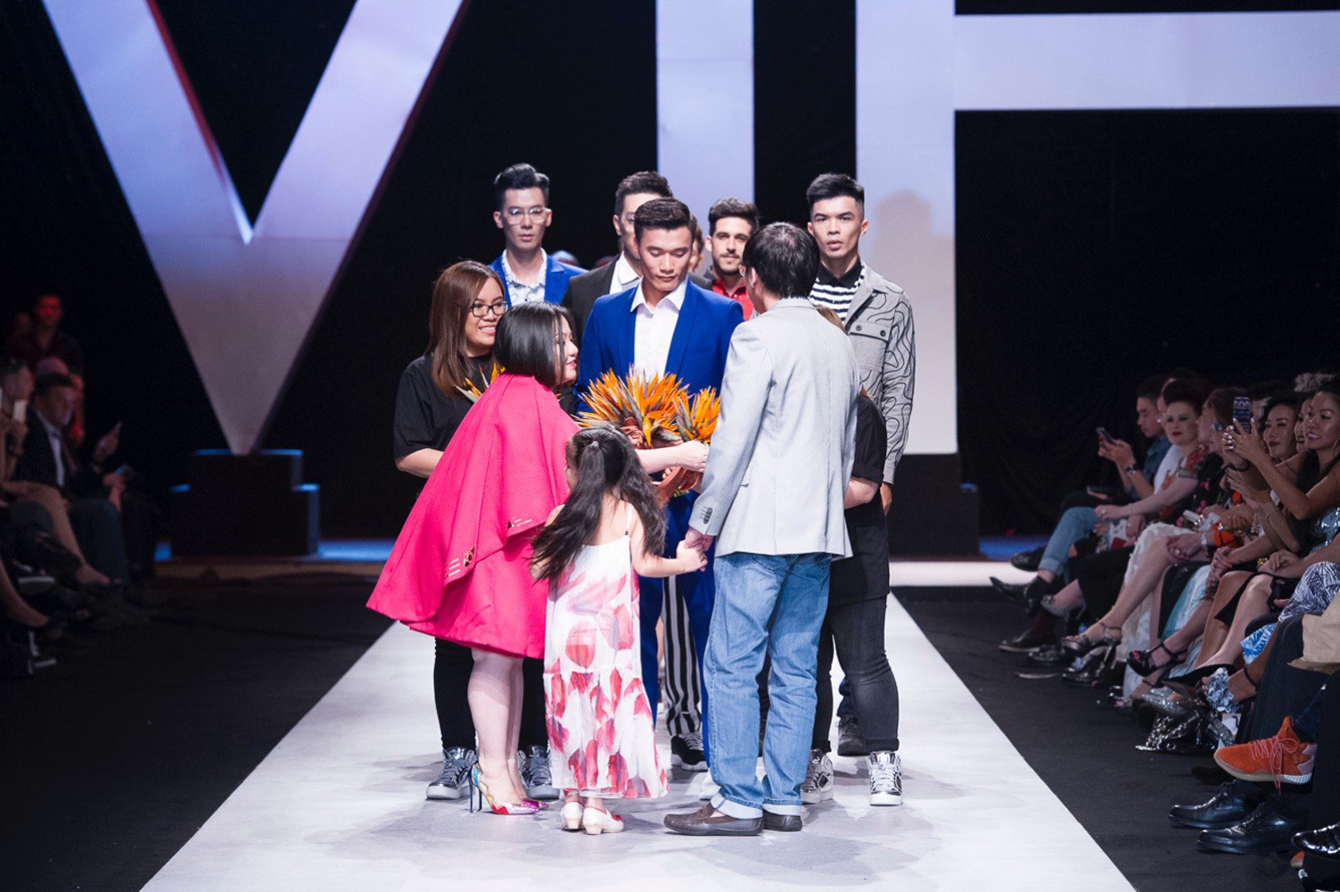 Thủ môn soái ca Bùi Tiến Dũng gây sốt trên sàn catwalk - Ảnh 6.