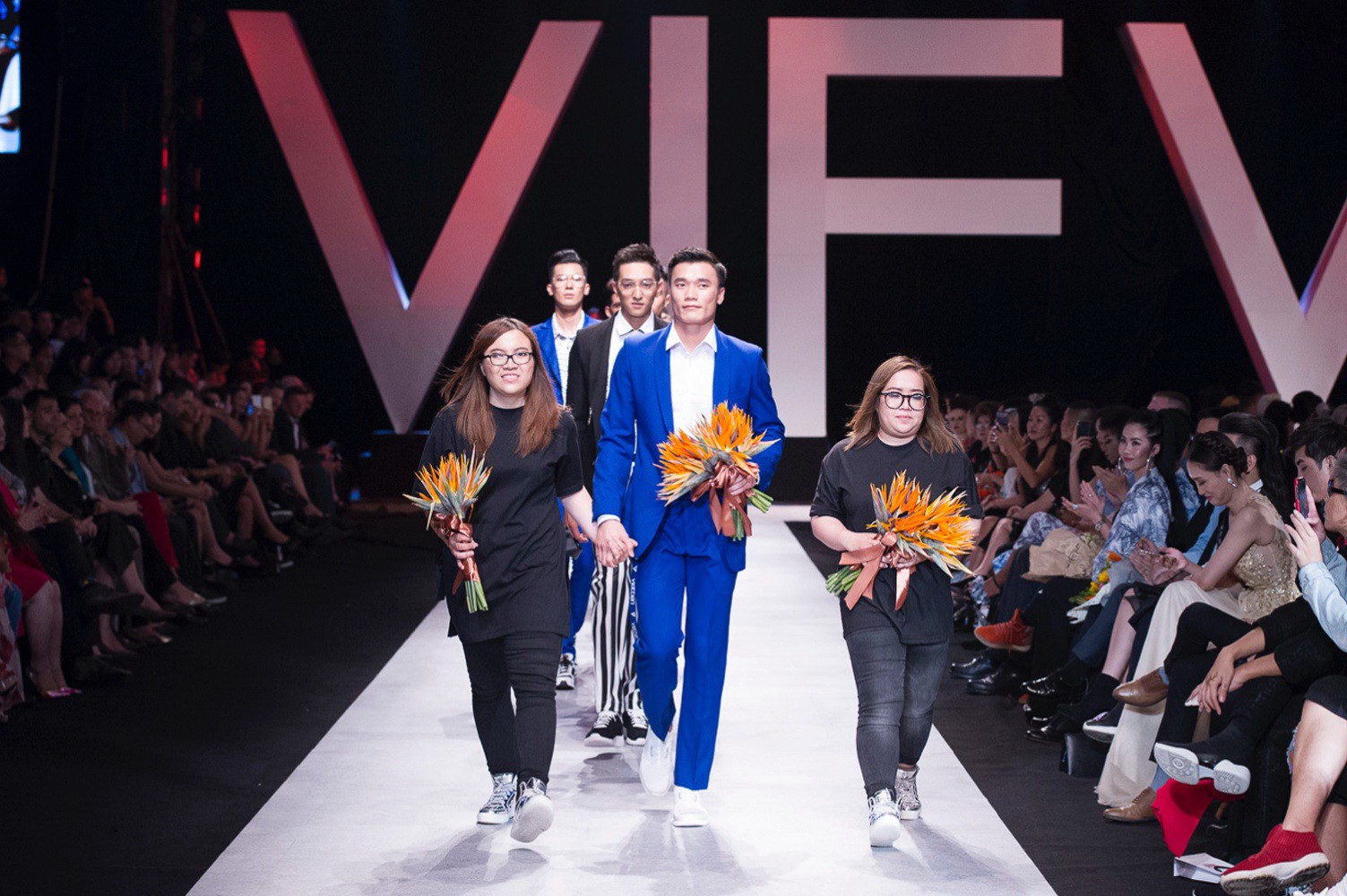 Thủ môn soái ca Bùi Tiến Dũng gây sốt trên sàn catwalk - Ảnh 5.