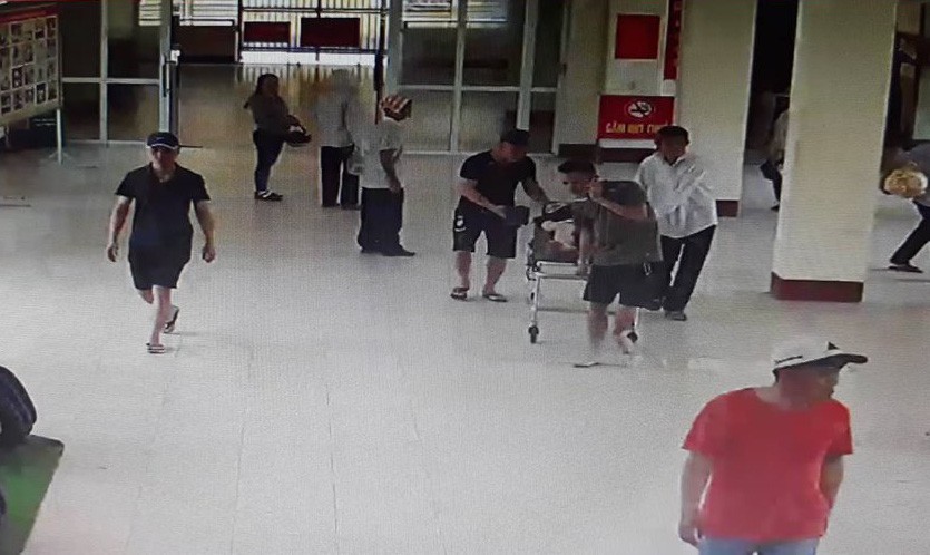 Giắt 2 dao vào bệnh viện uy hiếp bác sĩ, đòi "làm nhanh"