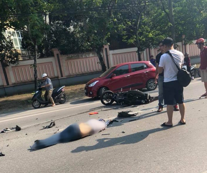 Clip xe bán tải vượt ẩu, tông 2 thanh niên đi xe máy nguy kịch