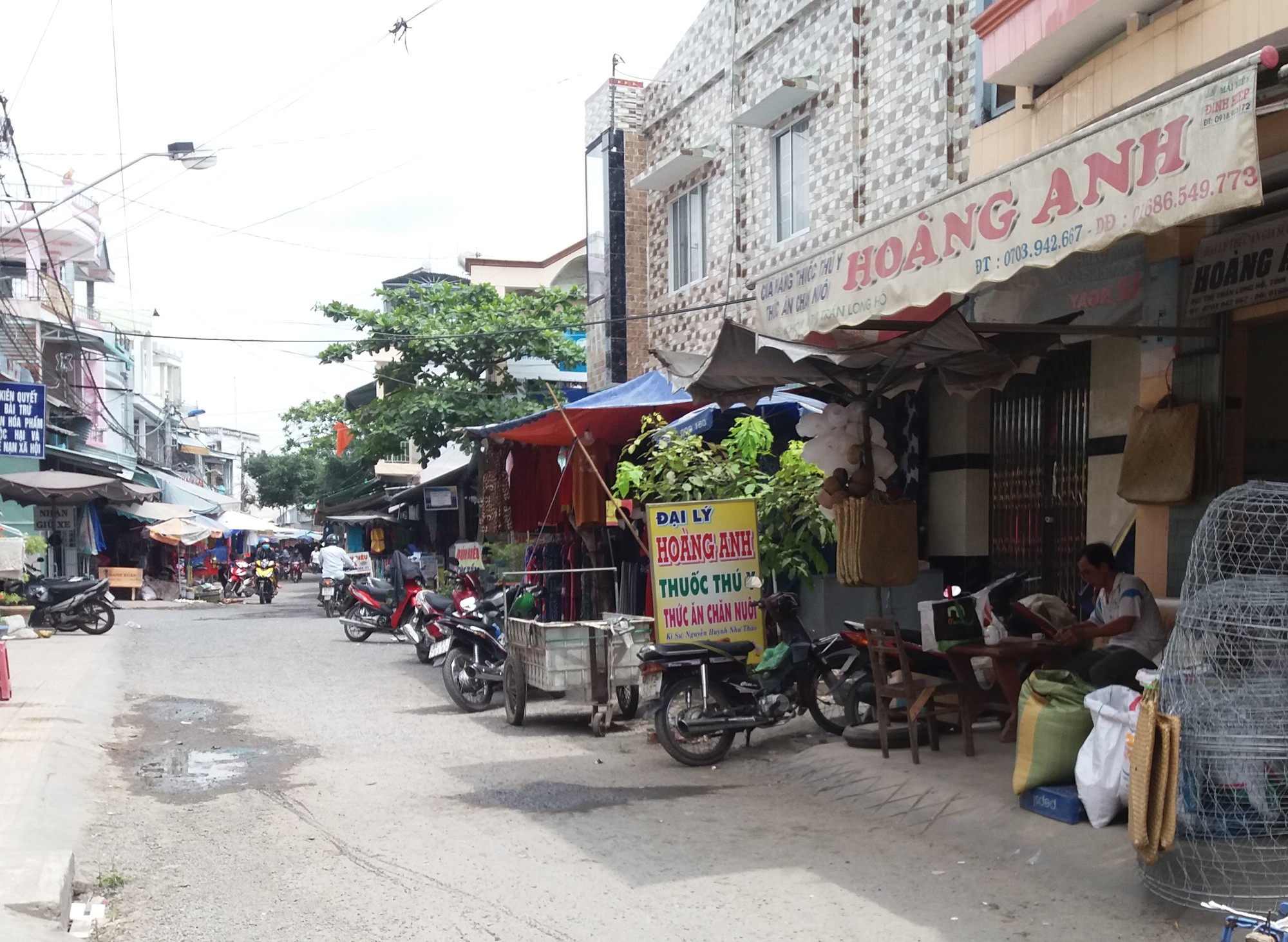Tên cướp táo tợn giật dây chuyền giữa chợ