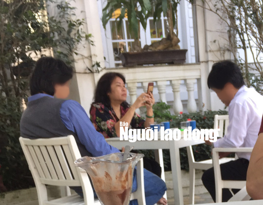 Chuyện lạ ở Huế: Cán bộ ngồi quán cà phê... ký giấy tờ - Ảnh 4.