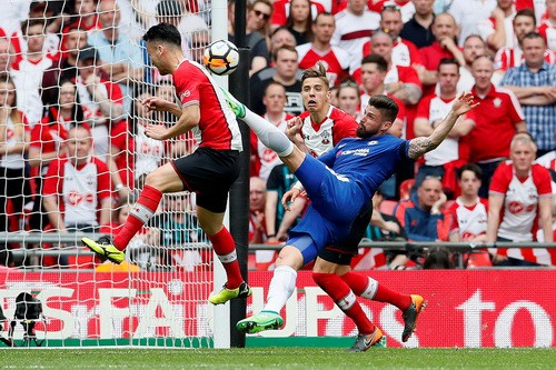 Giroud "làm xiếc", Conte hẹn hò Mourinho ở chung kết FA Cup