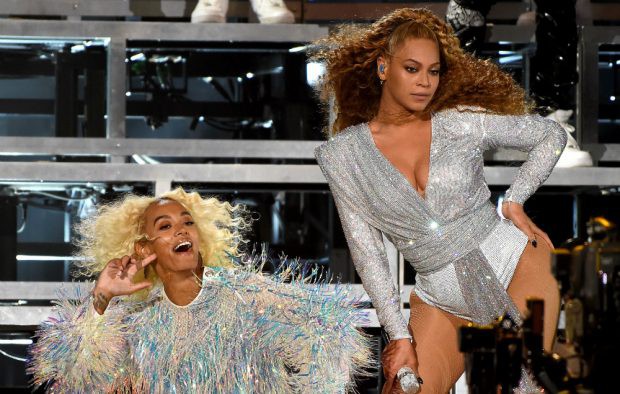 Beyonce v&agrave; em g&aacute;i ng&atilde; lăn tr&ecirc;n s&acirc;n khấu - Ảnh 1.