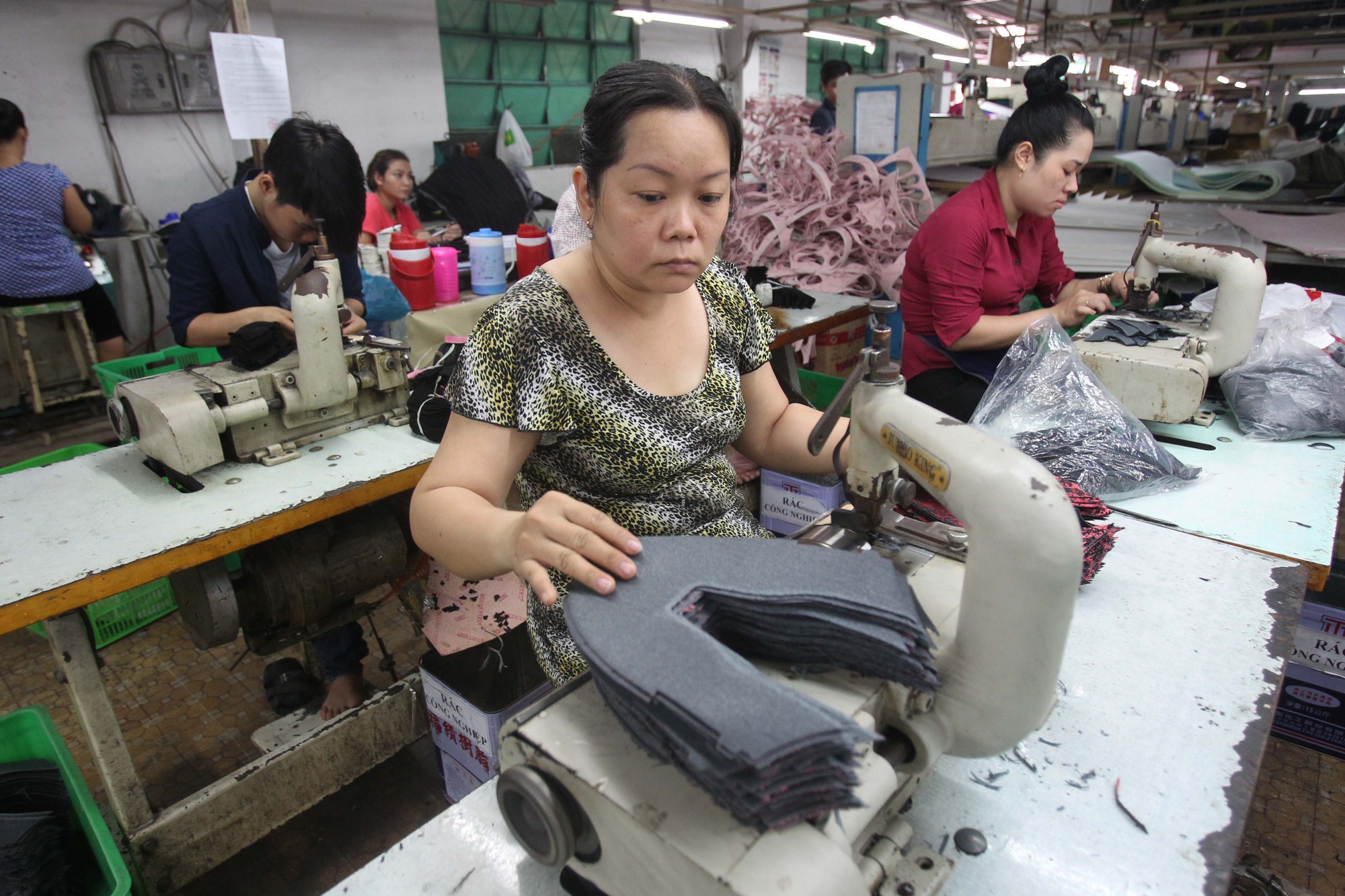 Đề xuất nâng tuổi nghỉ hưu nam lên 62, nữ 60 - Ảnh 1.