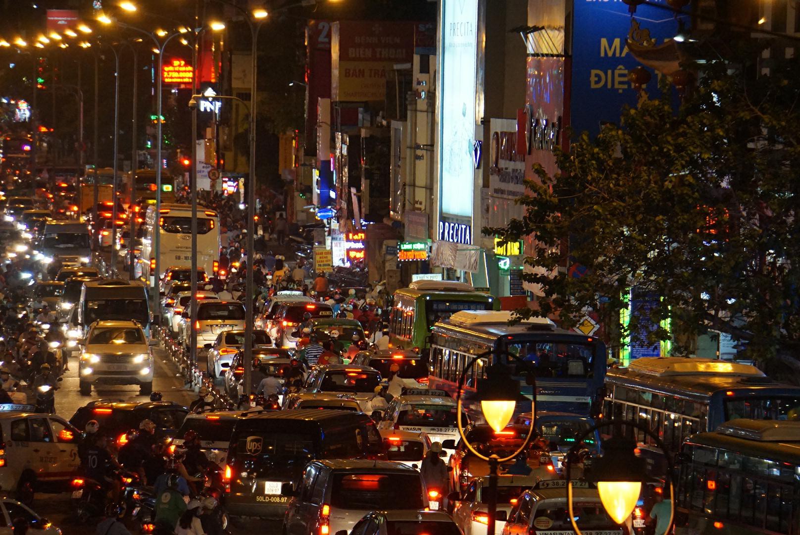 Giao thông cửa ngõ sân bay Tân Sơn Nhất lại hỗn loạn - Ảnh 9.