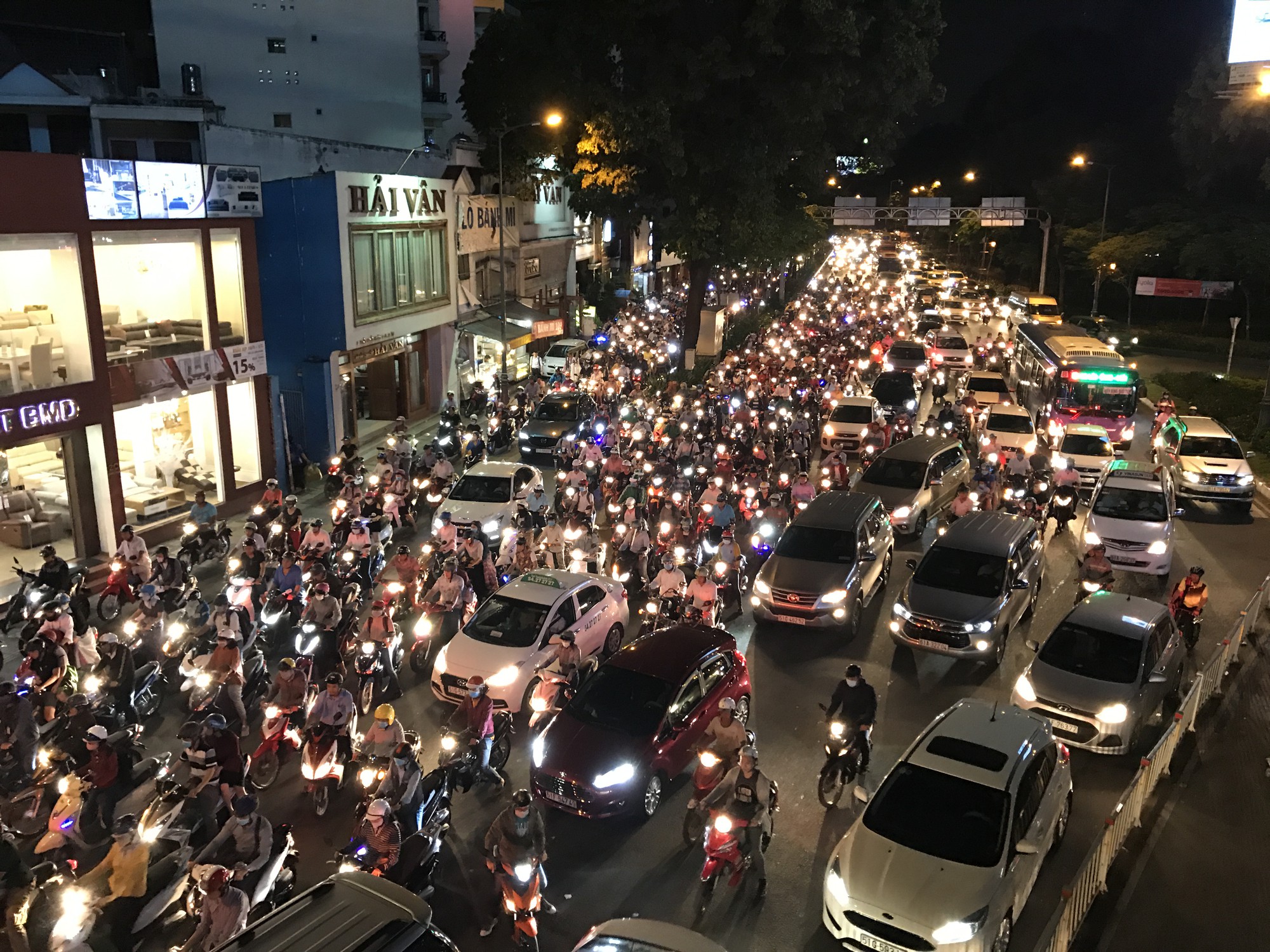 Giao thông cửa ngõ sân bay Tân Sơn Nhất lại hỗn loạn - Ảnh 1.