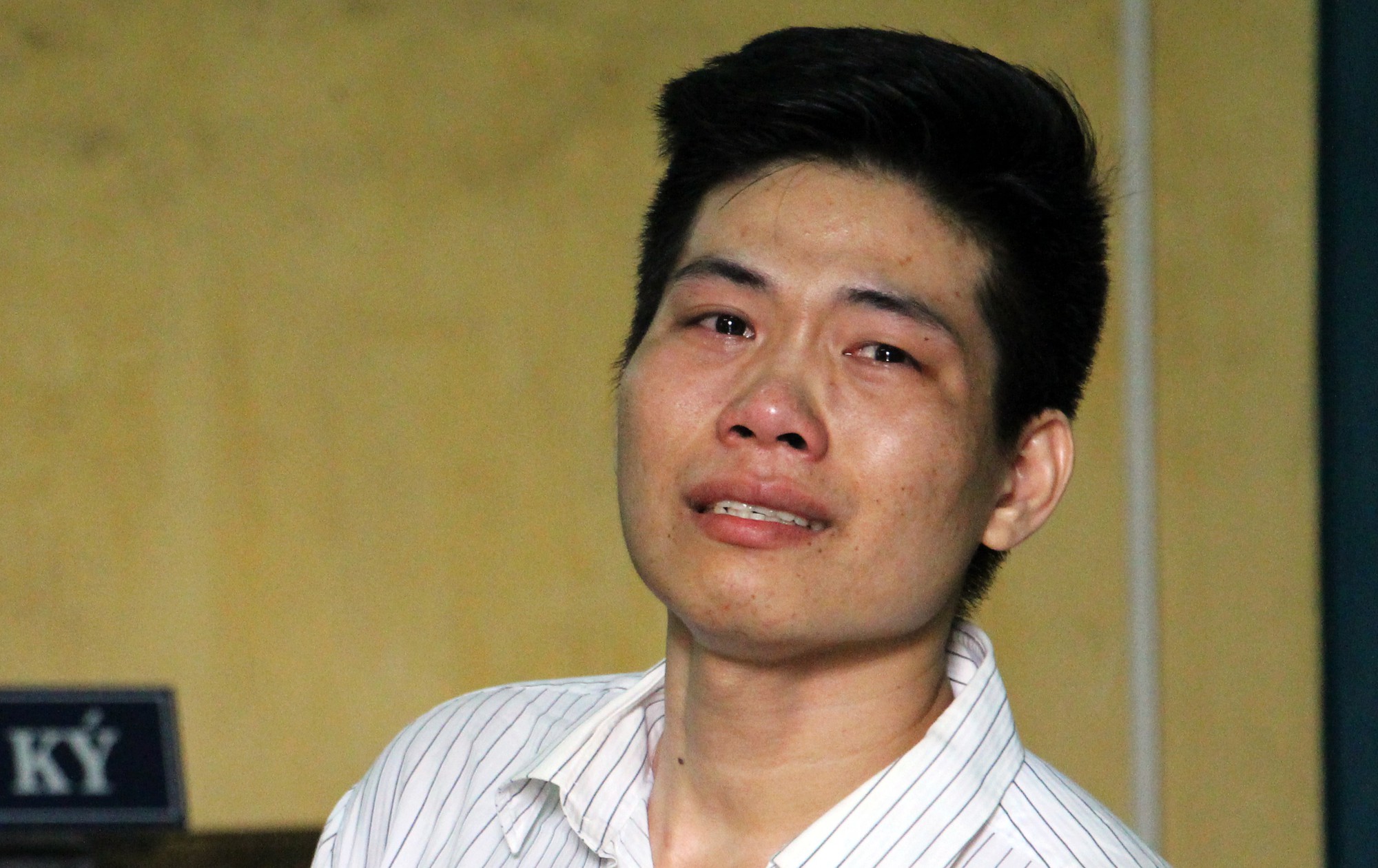 Kẻ giết người yêu vì níu kéo bất thành khóc nức nở tại tòa