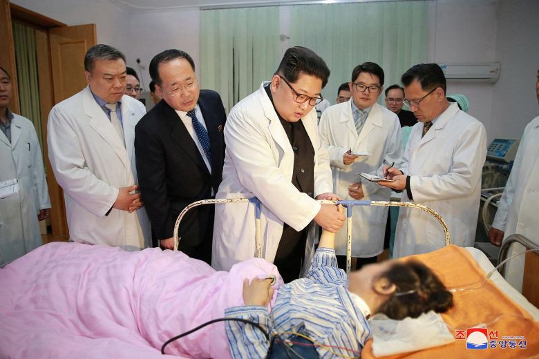 Hành động hiếm thấy của ông Kim Jong-un