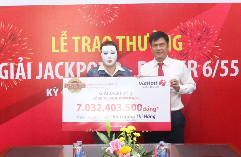 Người phụ nữ đeo mặt nạ, thay chồng nhận giải Vietlott