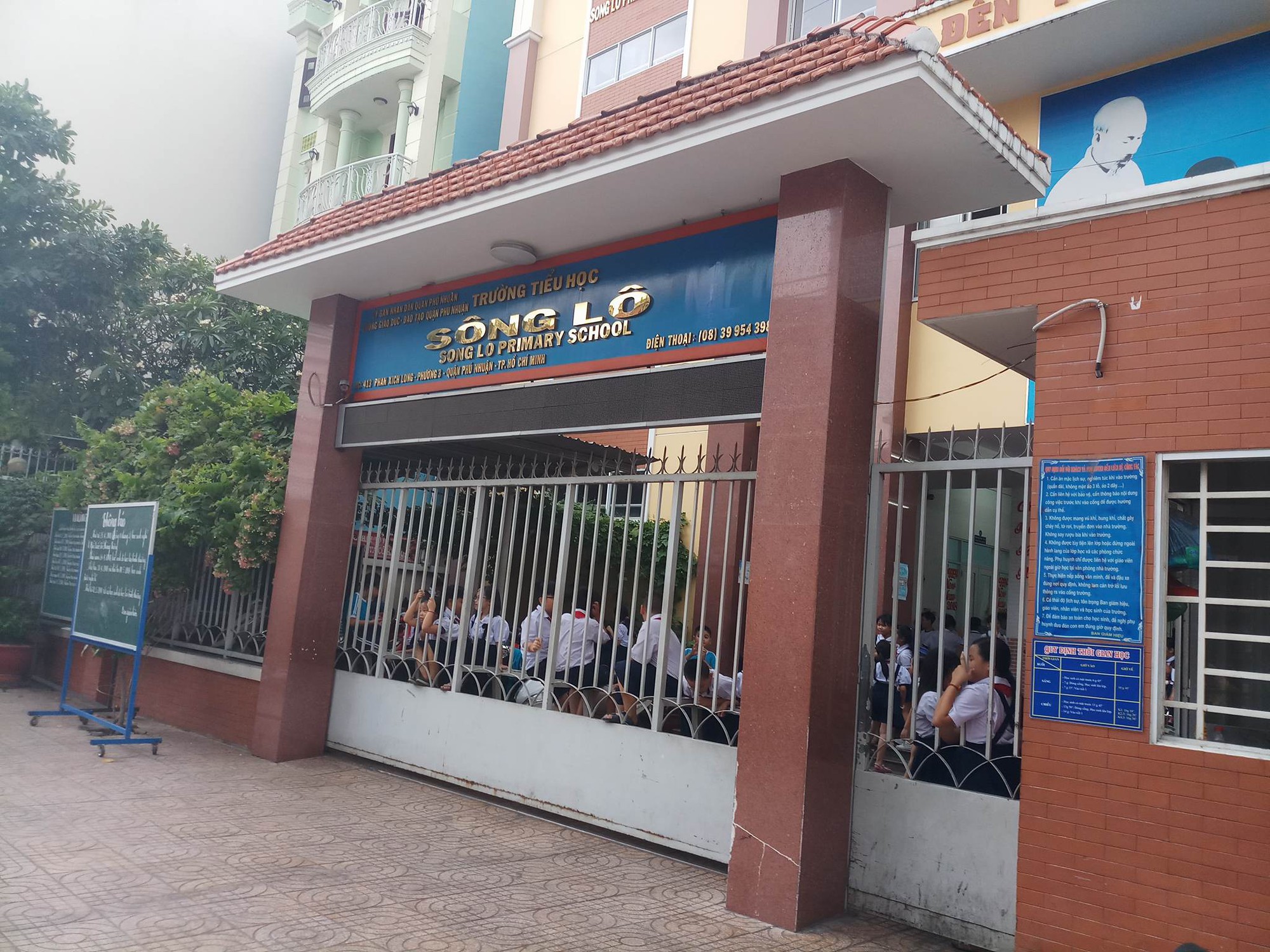 TP HCM: Nghi&ecirc;m t&uacute;c kiểm điểm c&ocirc; gi&aacute;o h&ugrave; học sinh ngậm d&eacute;p - Ảnh 1.