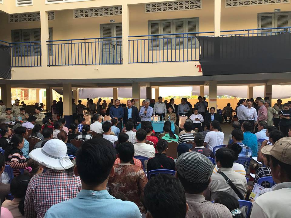 Trao hơn 100 thẻ vàng cho bà con người Campuchia gốc Việt - Ảnh 3.