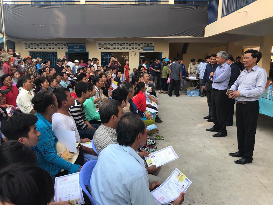 Trao hơn 100 thẻ vàng cho bà con người Campuchia gốc Việt