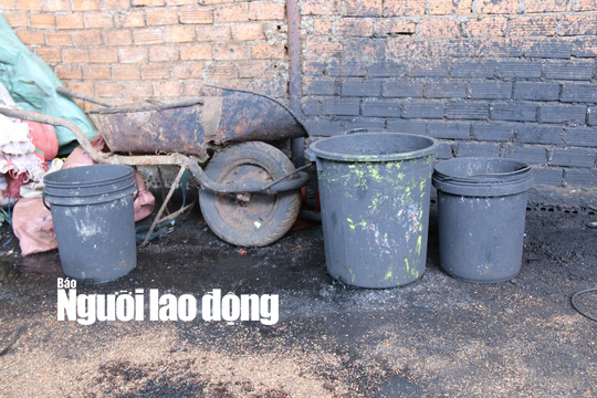 Thu giữ nhiều tấn hồ ti&ecirc;u trộn tạp chất c&agrave; ph&ecirc; nhuộm than pin - Ảnh 2.