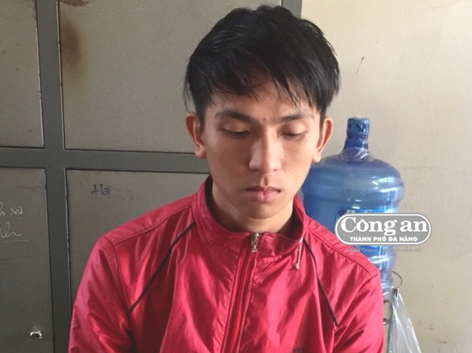 Hôn nữ tiếp viên quán bar xong, chết trên đường về