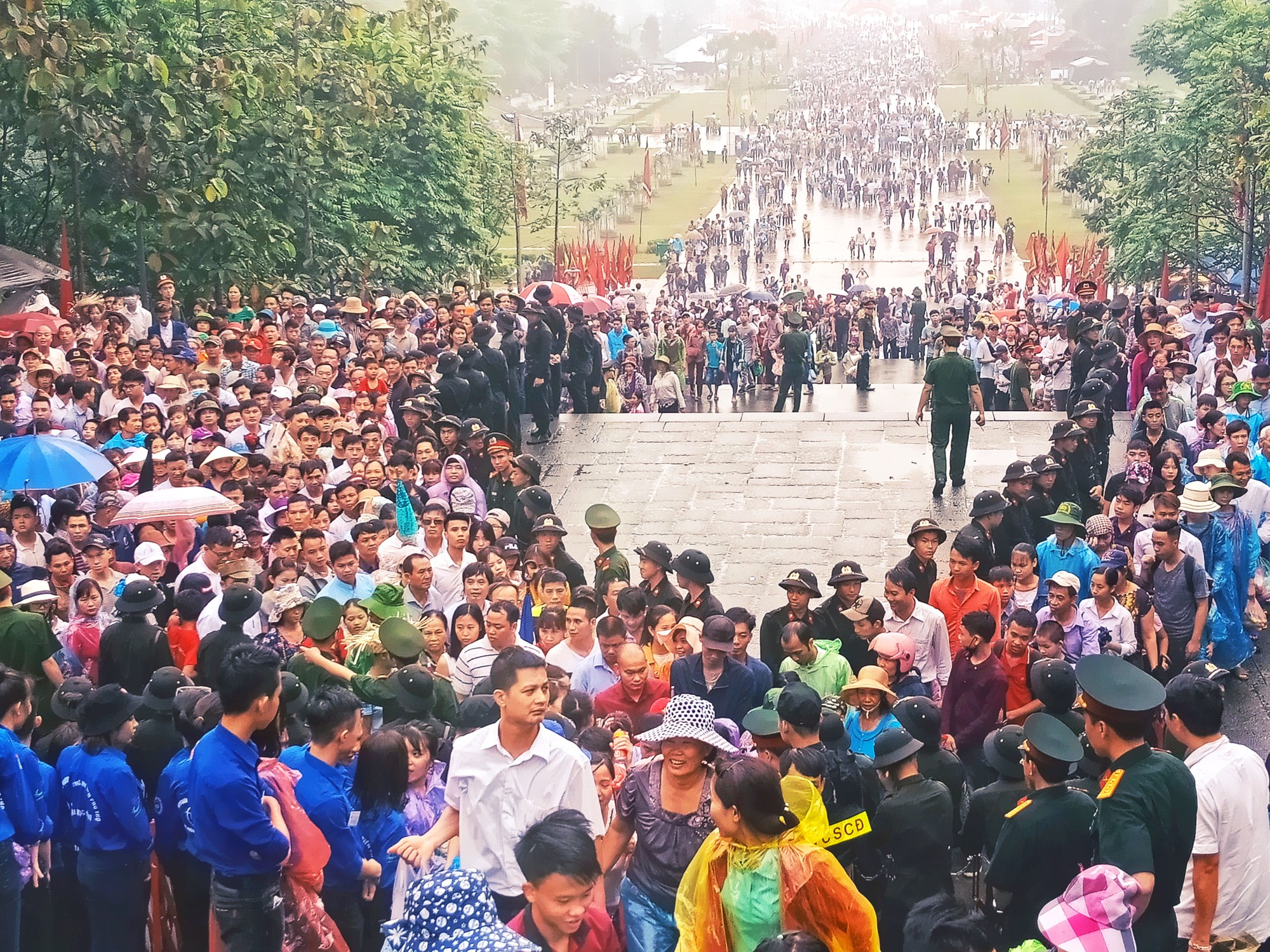 Triệu người đội mưa về nguồn Giỗ Tổ - Ảnh 1.