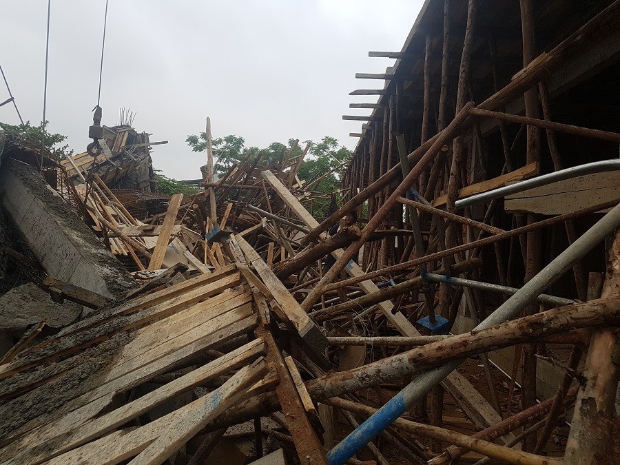Cửa h&agrave;ng xăng dầu sập đổ, nhiều người bị thương - Ảnh 2.
