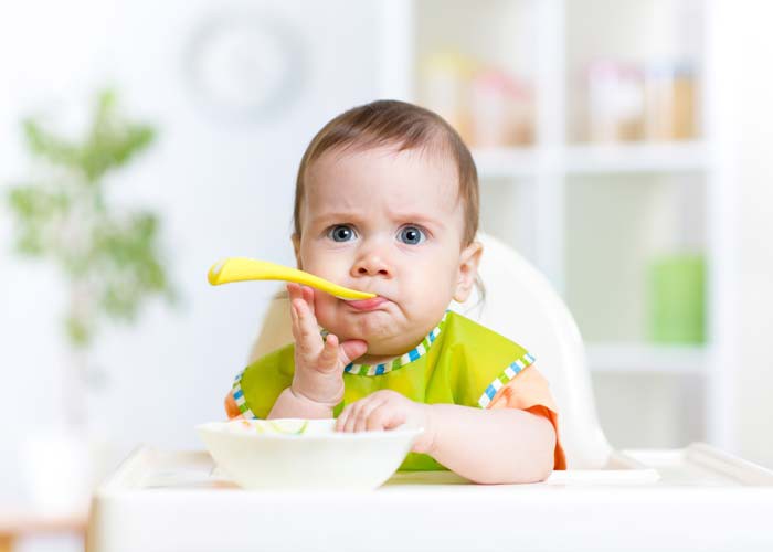Bé 11 tháng không chịu ăn cơm, phải làm sao?