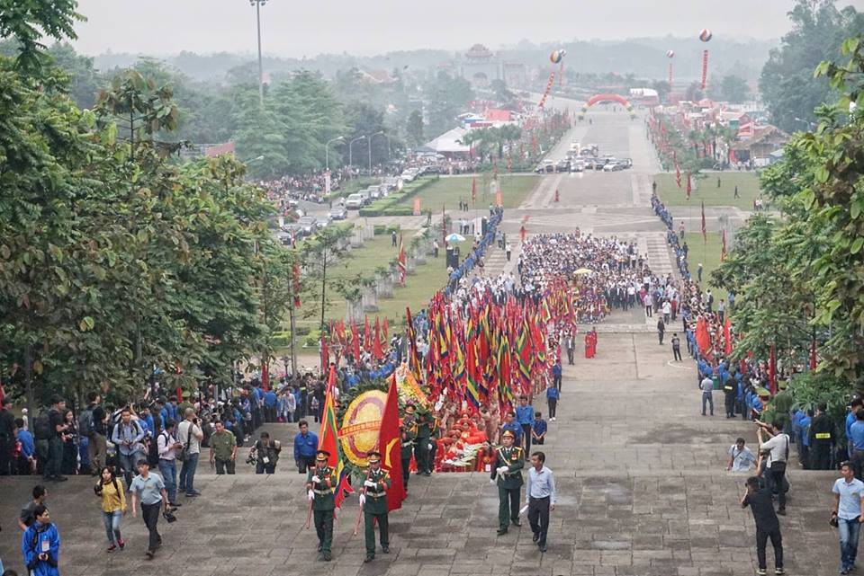 Thủ tướng Nguyễn Xu&acirc;n Ph&uacute;c  d&acirc;ng hương tại Đền H&ugrave;ng dưới mưa - Ảnh 7.