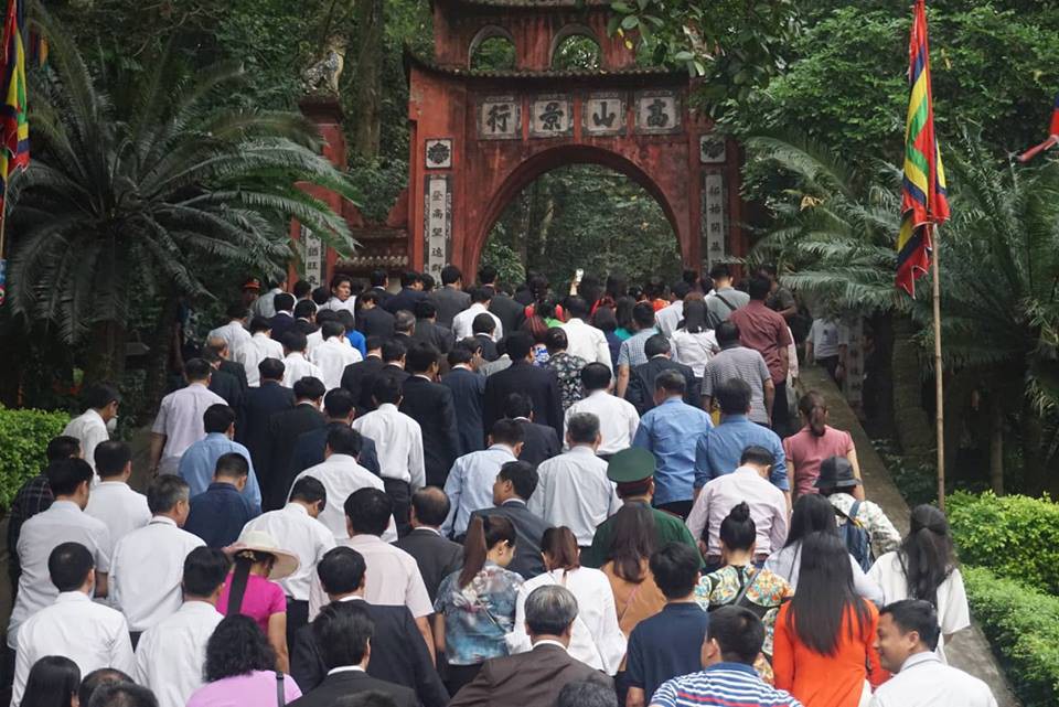 Thủ tướng Nguyễn Xu&acirc;n Ph&uacute;c  d&acirc;ng hương tại Đền H&ugrave;ng dưới mưa - Ảnh 9.