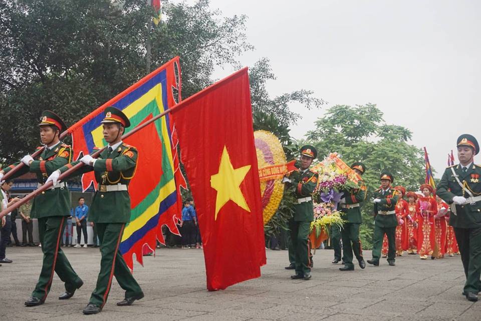 Thủ tướng Nguyễn Xu&acirc;n Ph&uacute;c  d&acirc;ng hương tại Đền H&ugrave;ng dưới mưa - Ảnh 3.