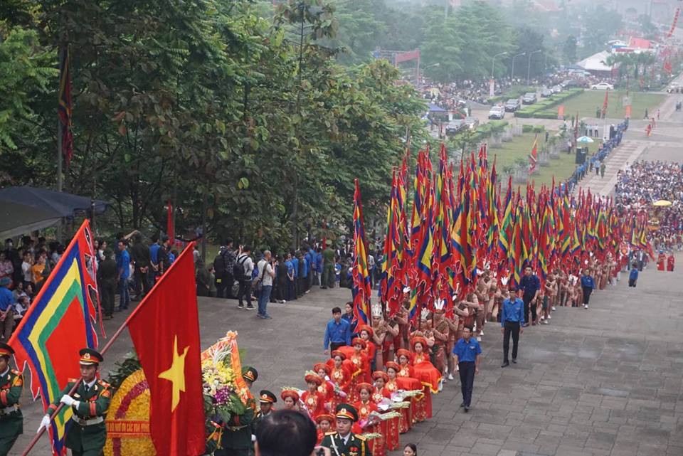 Thủ tướng Nguyễn Xu&acirc;n Ph&uacute;c  d&acirc;ng hương tại Đền H&ugrave;ng dưới mưa - Ảnh 8.