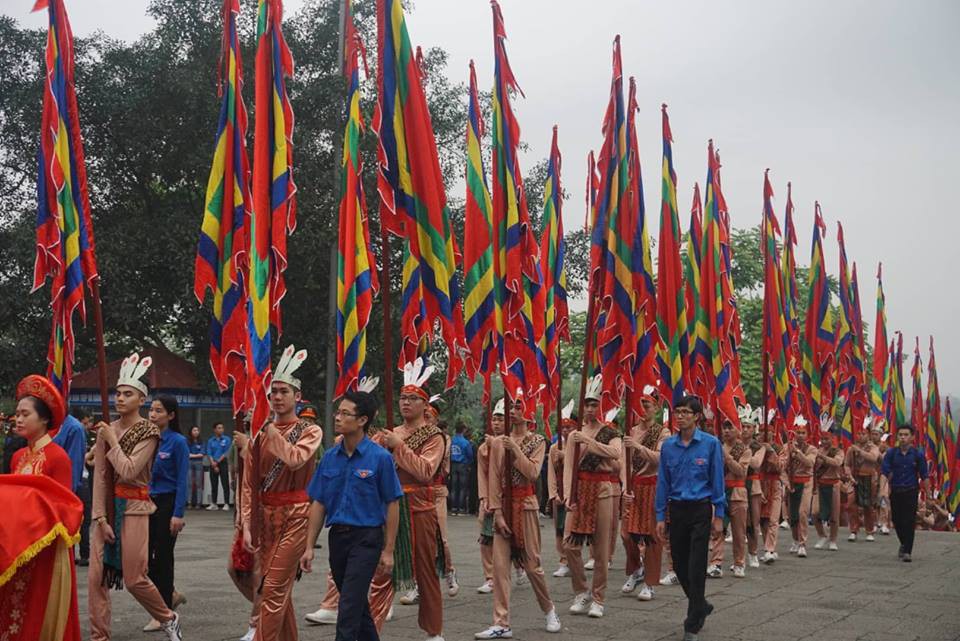 Thủ tướng Nguyễn Xu&acirc;n Ph&uacute;c  d&acirc;ng hương tại Đền H&ugrave;ng dưới mưa - Ảnh 4.
