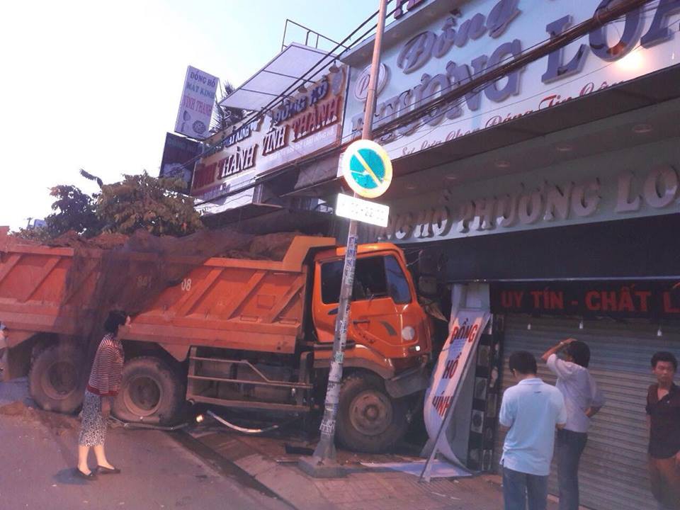 Tài xế ngủ gật, lao thẳng xe ben vào shop