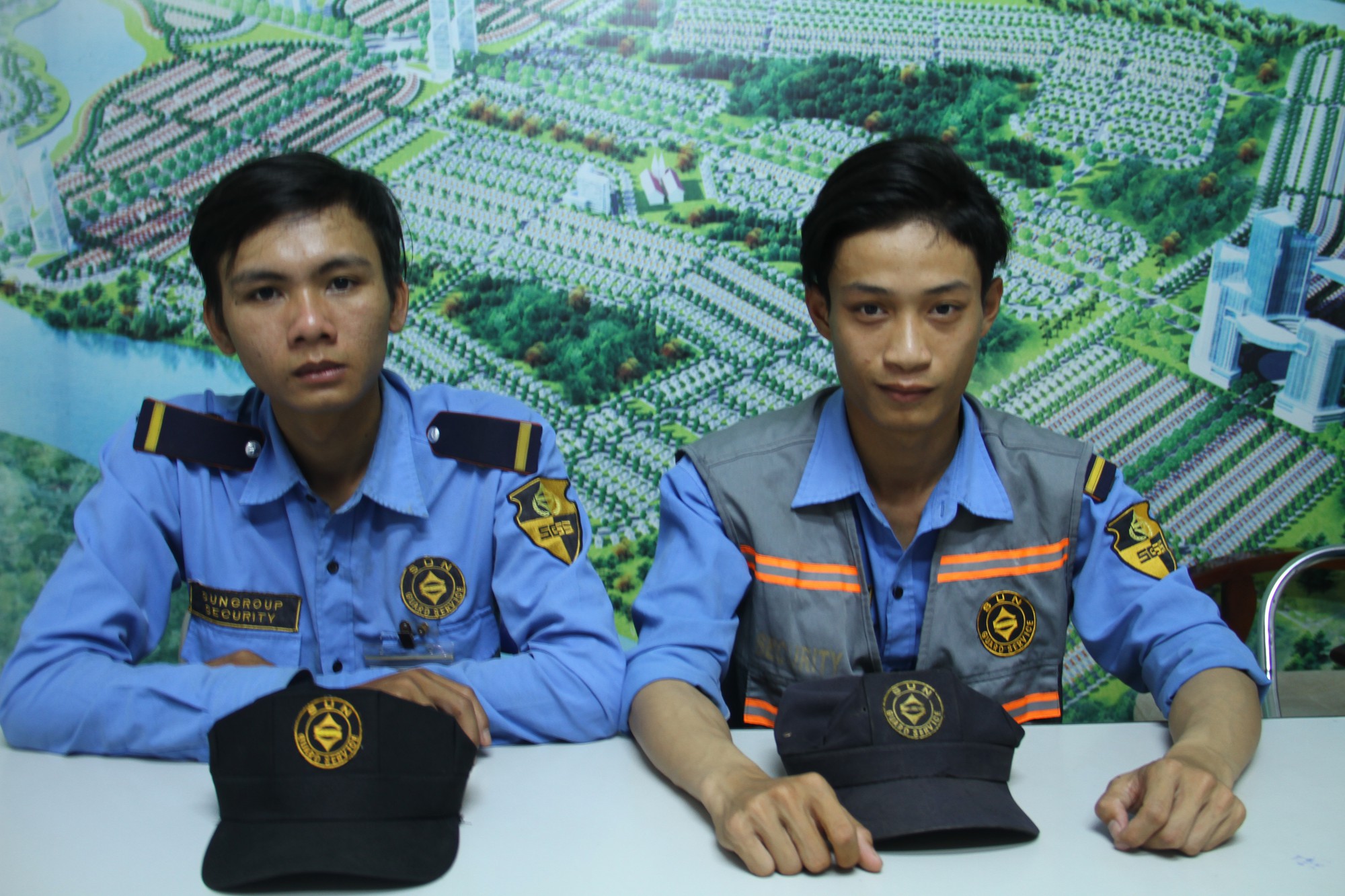 Hai bảo vệ bơi ra giữa sông cứu nam thanh niên nhảy cầu tự tử - Ảnh 2.