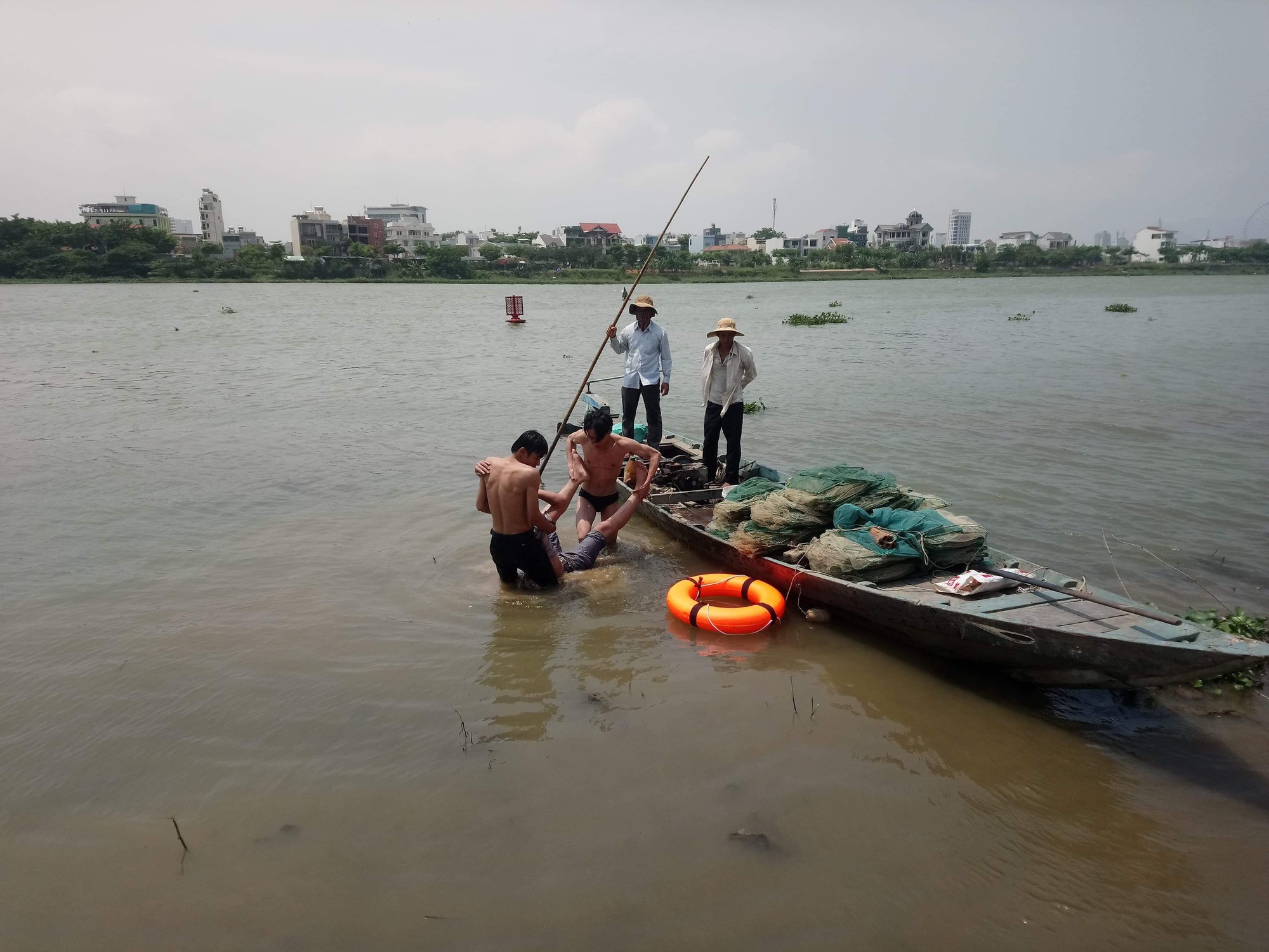 Hai bảo vệ bơi ra giữa sông cứu nam thanh niên nhảy cầu tự tử