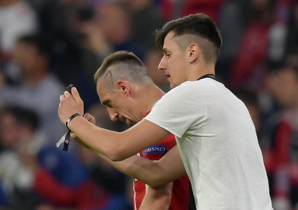 Ronaldo, Ribery bị fan cuồng tấn c&ocirc;ng - Ảnh 10.