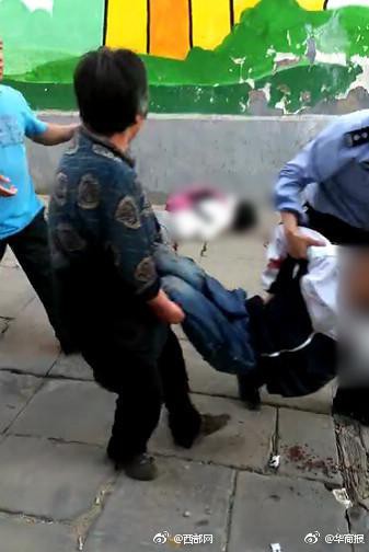 Đ&acirc;m ch&eacute;m ngo&agrave;i trường học, 19 người thương vong - Ảnh 1.