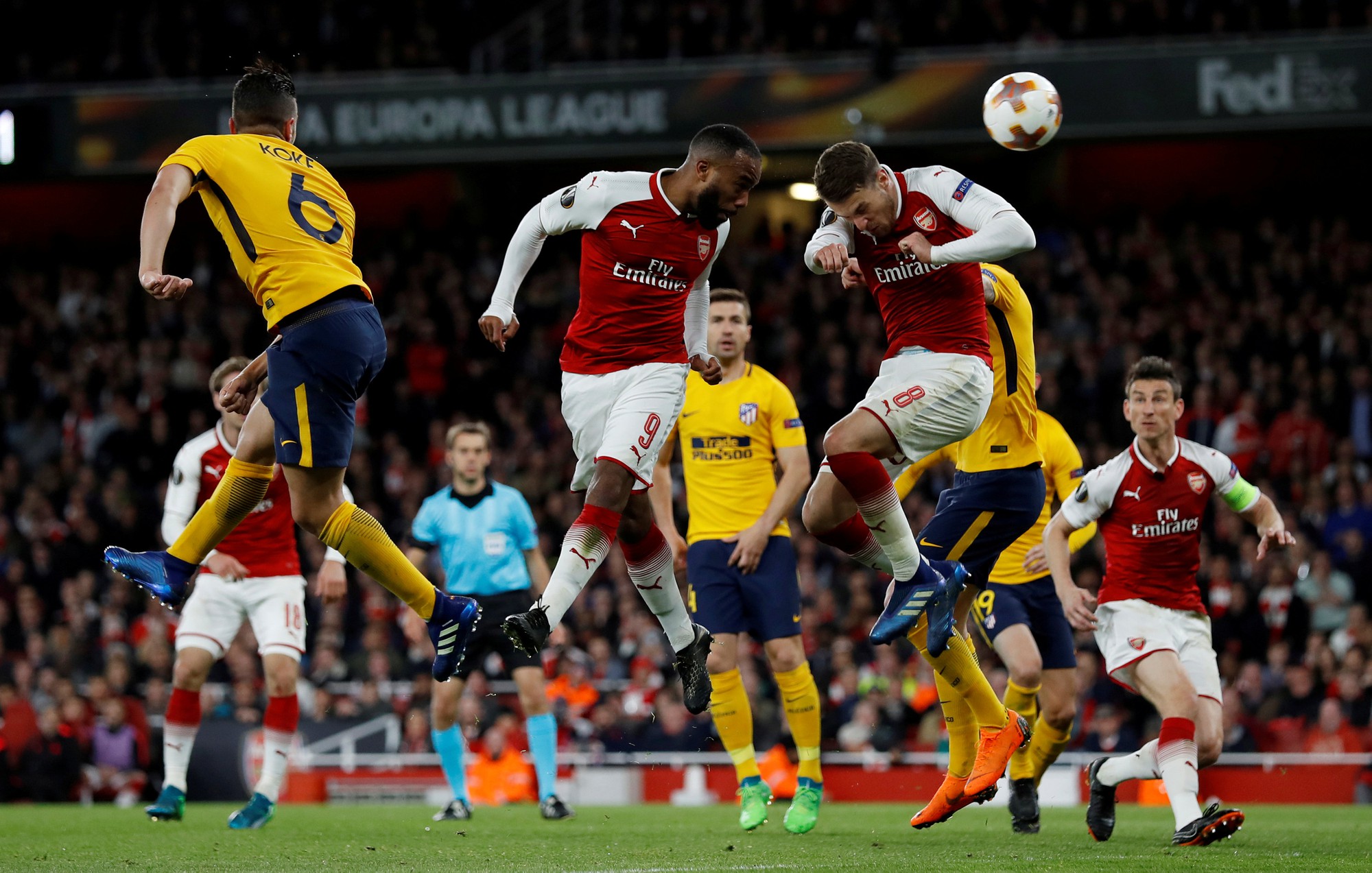 &Ocirc;ng Wenger sẽ kh&ocirc;ng c&oacute; qu&agrave; chia tay? - Ảnh 2.