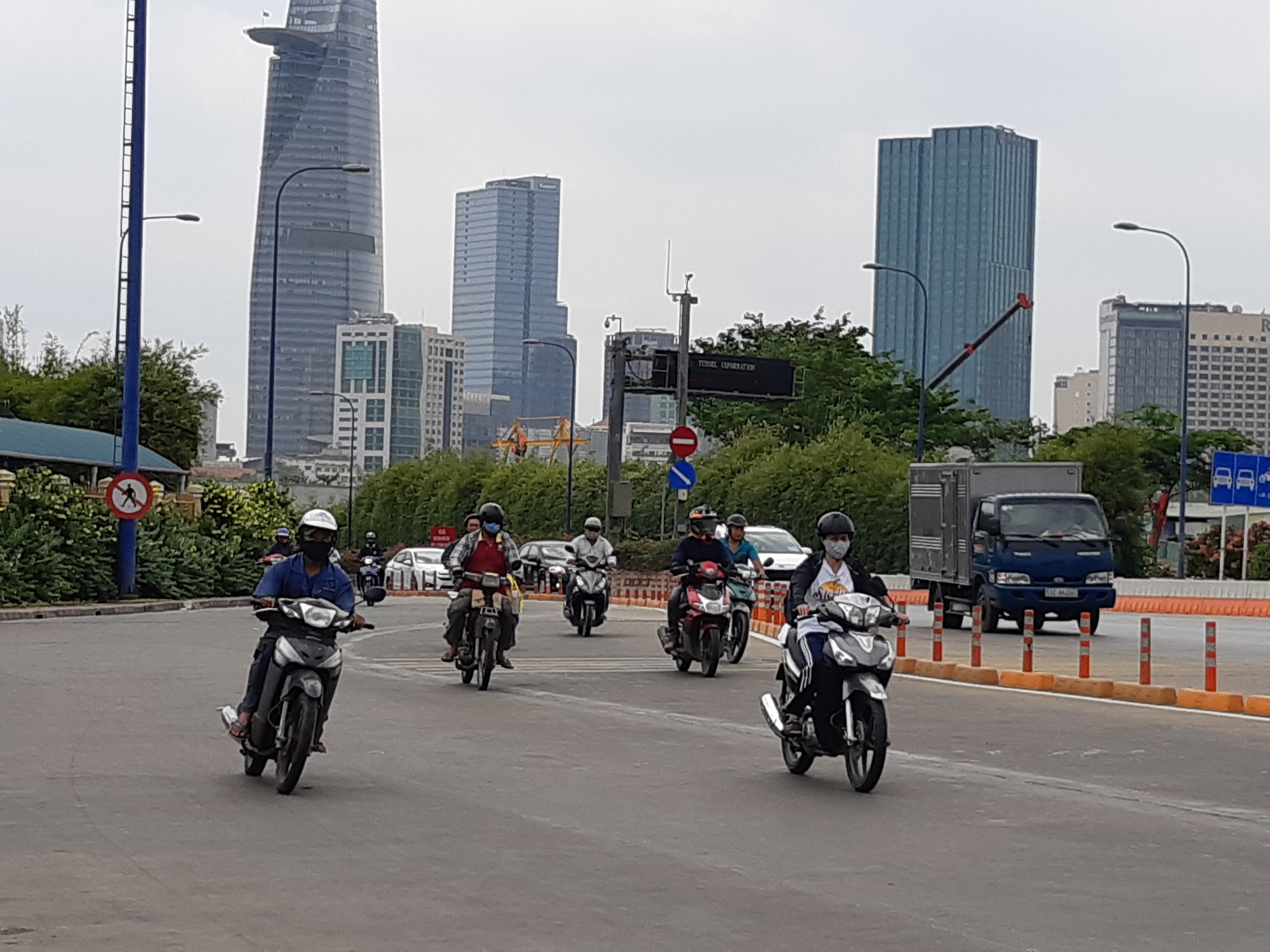 Cấm xe 2 b&aacute;nh qua hầm s&ocirc;ng S&agrave;i G&ograve;n đ&ecirc;m 30-4 - Ảnh 1.