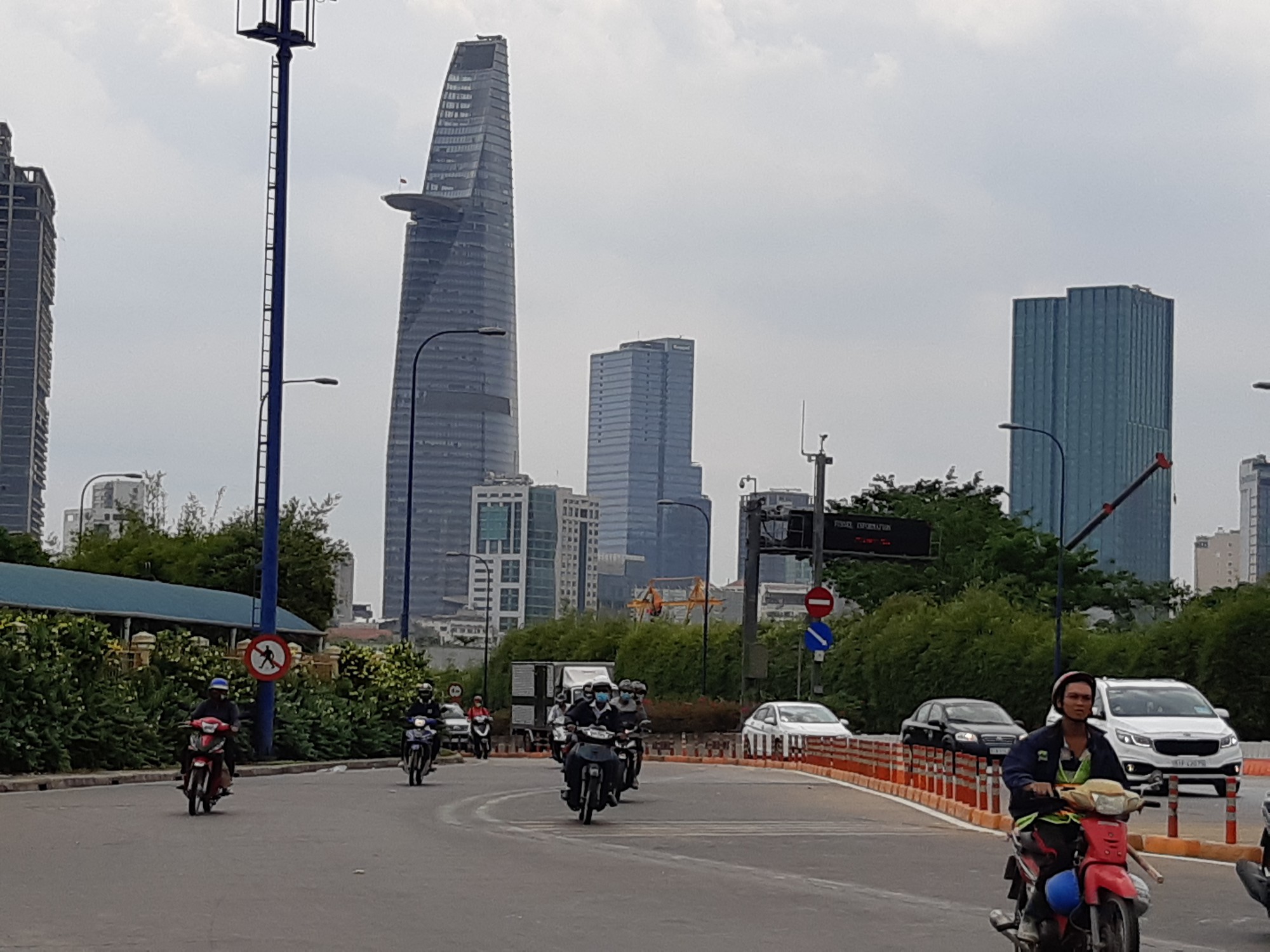 Cấm xe 2 bánh qua hầm sông Sài Gòn đêm 30-4