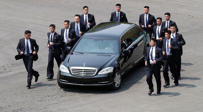 “Soi” xế sang của lãnh đạo liên Triều