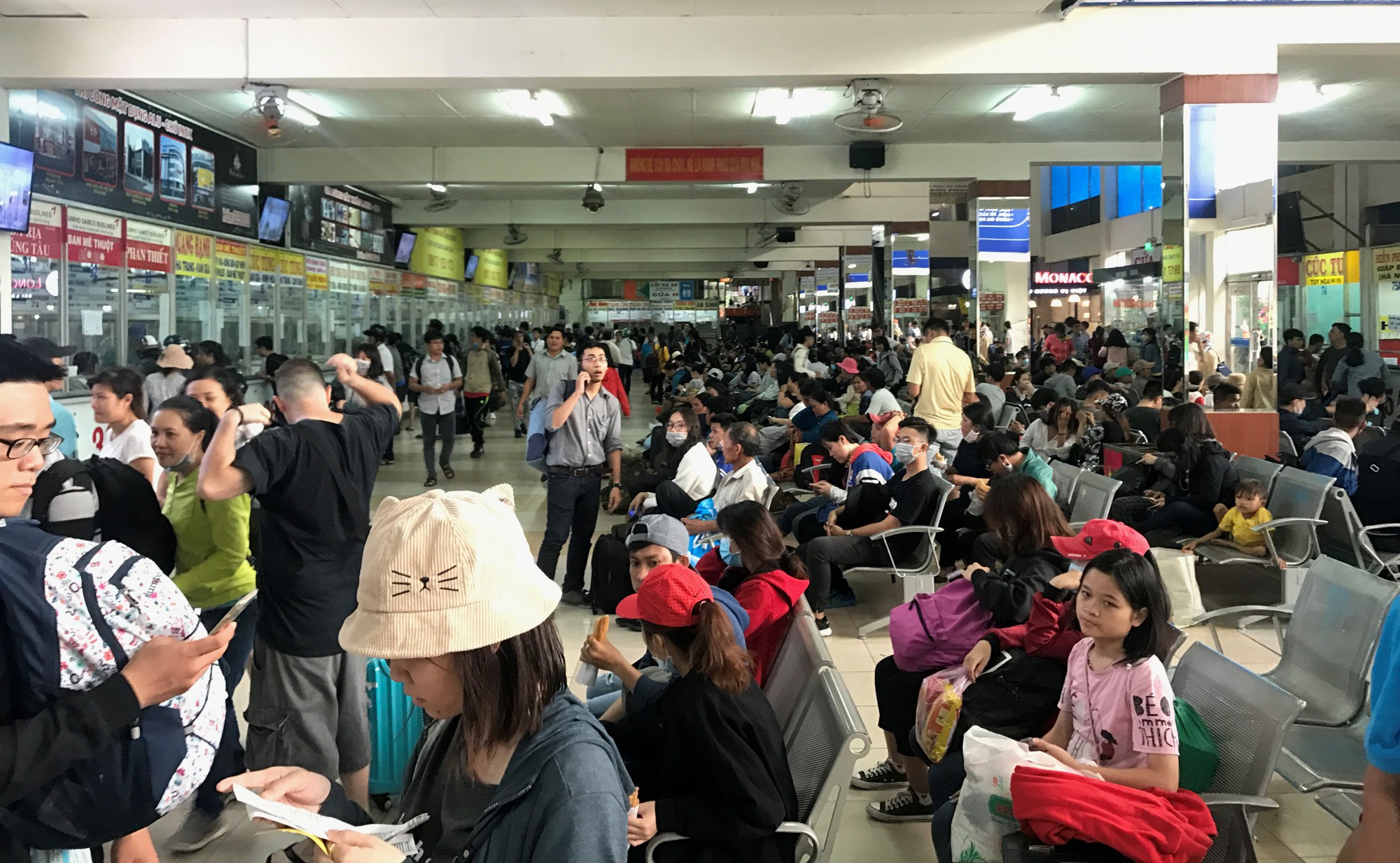 TP HCM: Dòng người nghỉ lễ ùn ùn đổ dồn về bến xe, sân bay - Ảnh 1.