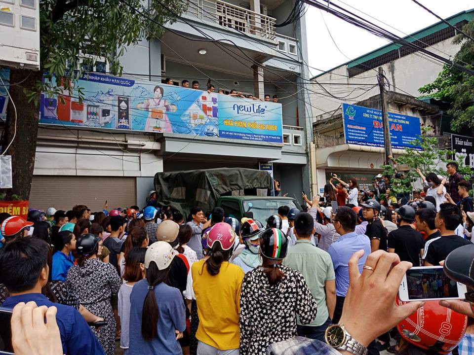 Hàng trăm người dân vây kín ngôi nhà nghi tụ điểm “Hội Thánh Đức Chúa Trời Mẹ”
