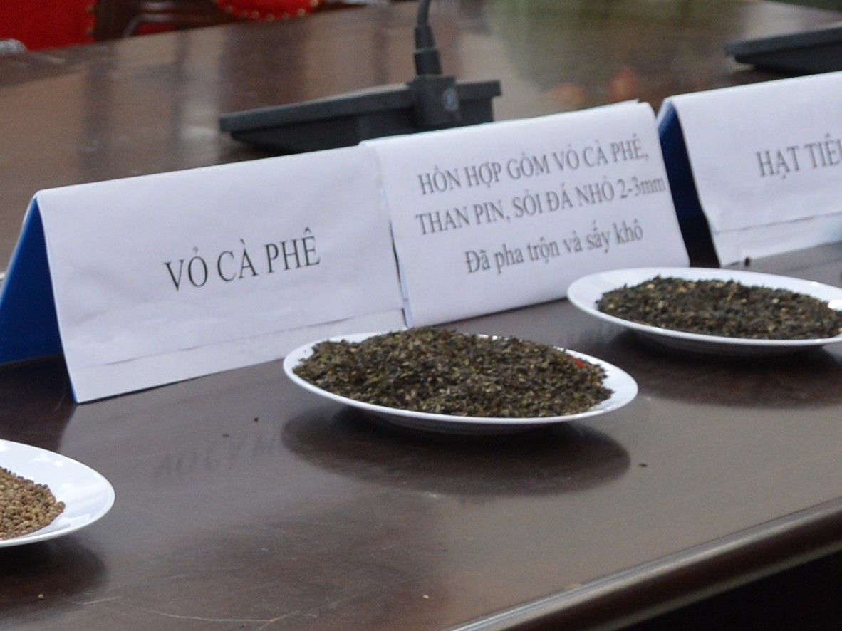 Rợn người xem quy trình sản xuất, trộn tạp chất nhuộm than pin vào hồ tiêu - Ảnh 7.
