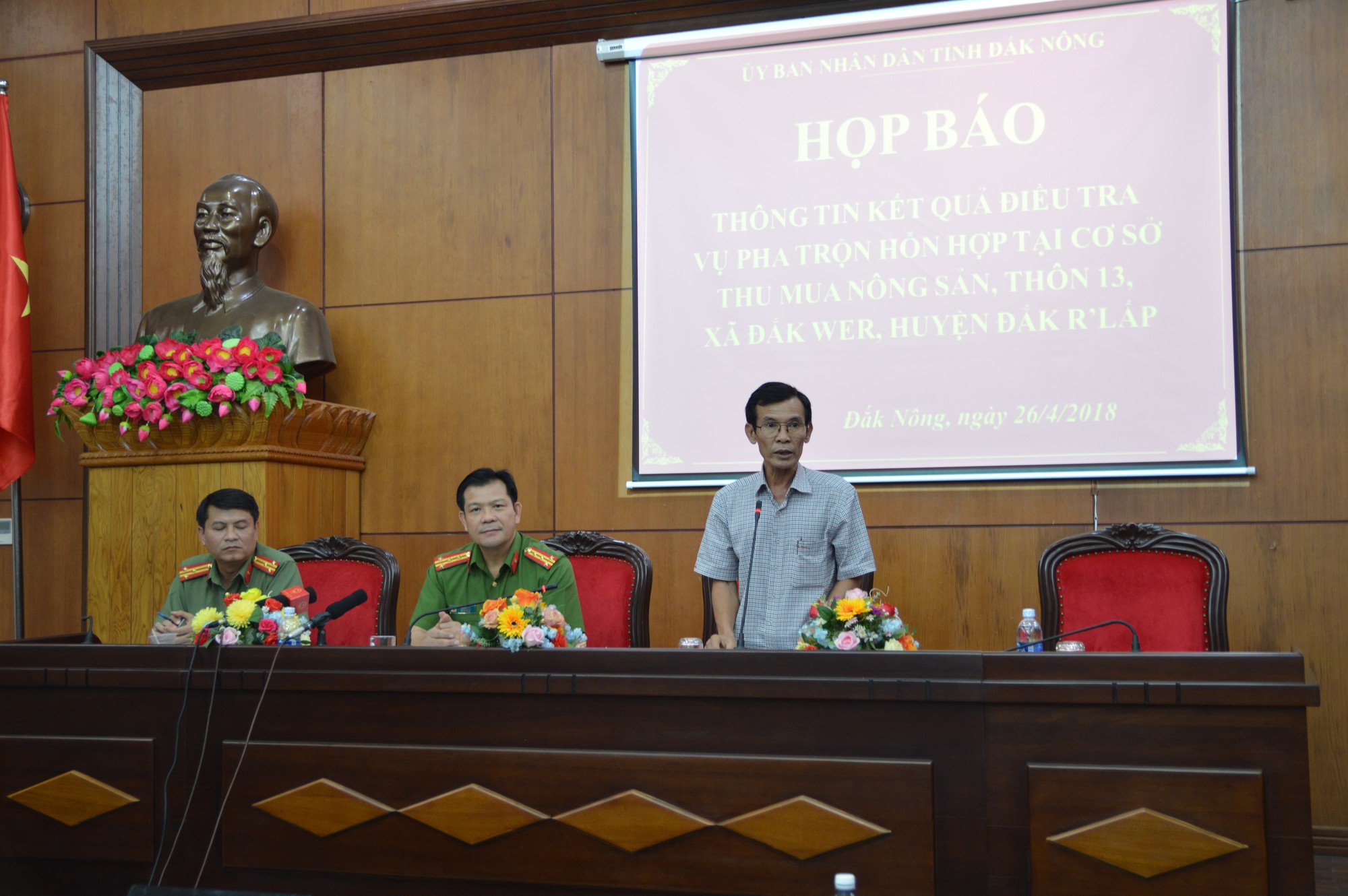 Rợn người xem quy trình sản xuất, trộn tạp chất nhuộm than pin vào hồ tiêu - Ảnh 9.