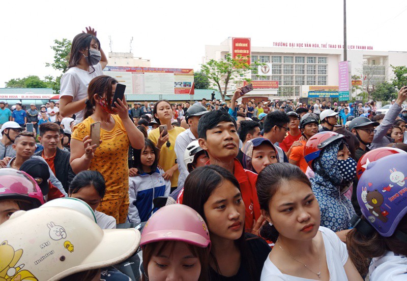 Hàng trăm người dân vây kín ngôi nhà nghi tụ điểm “Hội Thánh Đức Chúa Trời Mẹ” - Ảnh 5.