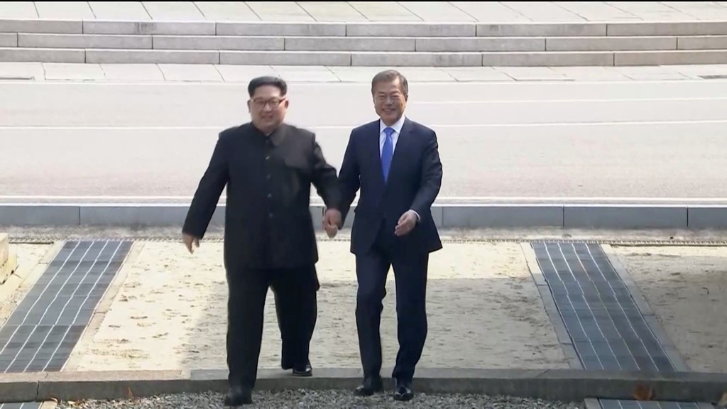 Hành động bất ngờ của Tổng thống Hàn Quốc sau khi bắt tay ông Kim Jong-un