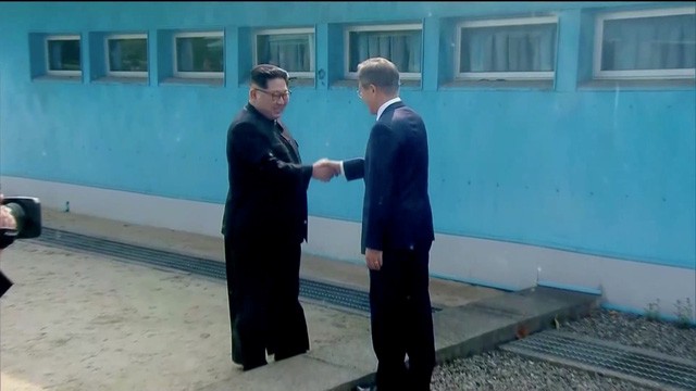 Video: Những khoảnh khắc kh&aacute;c thường ở bi&ecirc;n giới li&ecirc;n Triều - Ảnh 3.