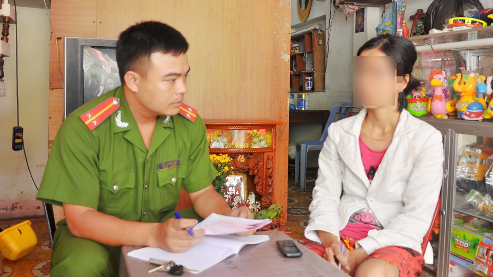Lệnh bắt giả v&agrave; chuyện người đ&agrave;n b&agrave; rớt bẫy - Ảnh 1.