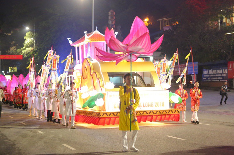 Du kh&aacute;ch, người d&acirc;n Quảng Ninh tưng bừng xuống phố đ&oacute;n lễ diễu h&agrave;nh carnaval - Ảnh 1.