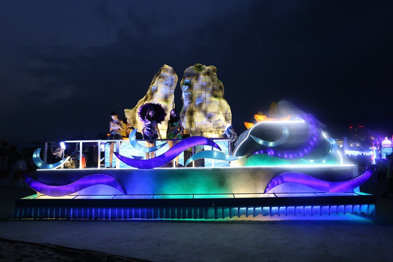 Du kh&aacute;ch, người d&acirc;n Quảng Ninh tưng bừng xuống phố đ&oacute;n lễ diễu h&agrave;nh carnaval - Ảnh 2.