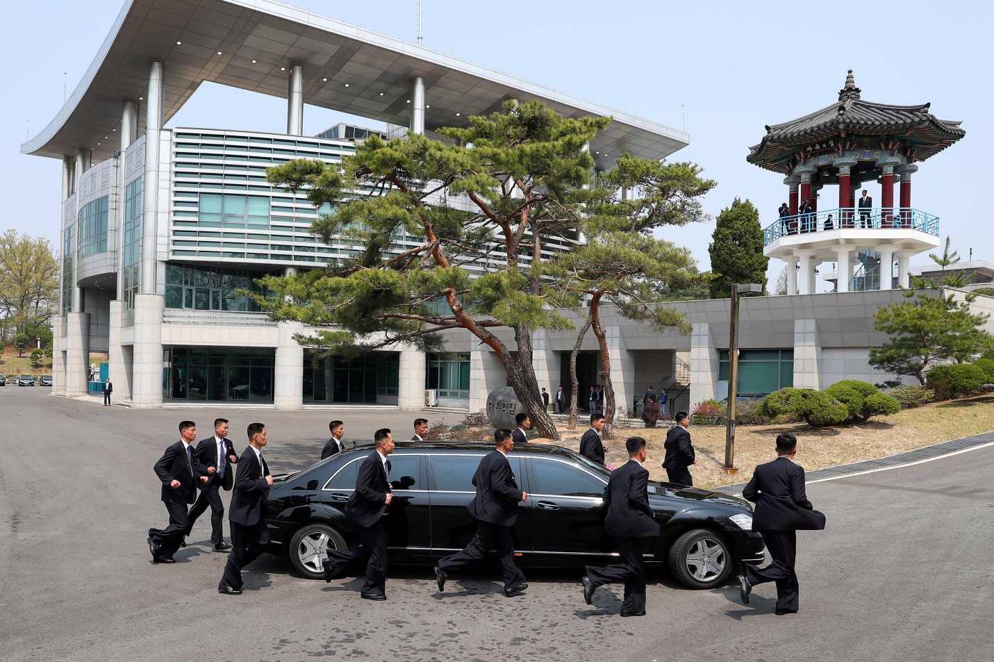 Dàn vệ sĩ bọc kín nhà lãnh đạo Kim Jong-un